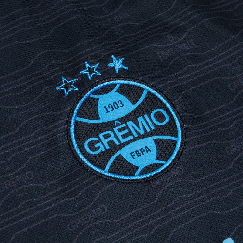 Camisa_Masc_Umbro_Of3_2023_Classic_Detalhe_Simbolo.jpg