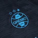 Camisa_Masc_Umbro_Of3_2023_Classic_Detalhe_Simbolo.jpg