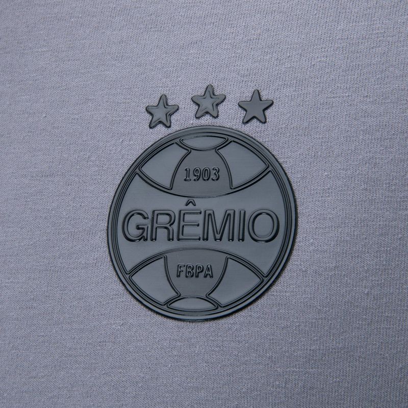 Camisa_Masc_Concentracao_2025_CnzPto_1292942_Detalhe_Simbolo.jpg