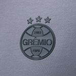 Camisa_Masc_Concentracao_2025_CnzPto_1292942_Detalhe_Simbolo.jpg