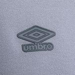 Polo_Masc_Viagem_2025_CnzPto_1292946_Detalhe_Umbro.jpg