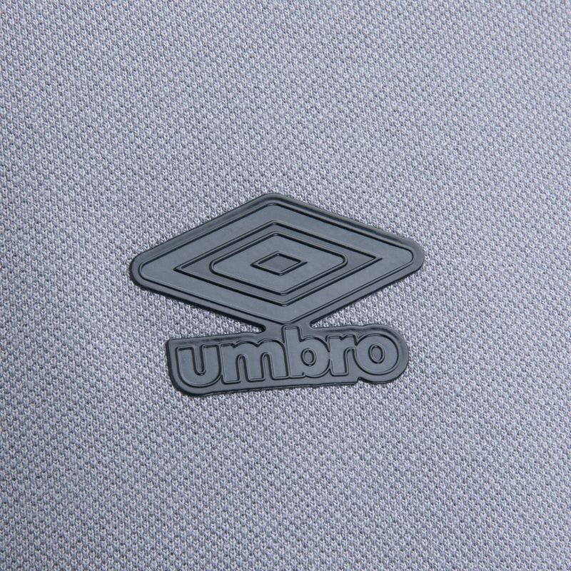 Polo_Masc_Viagem_2025_CnzPto_1292946_Detalhe_Umbro.jpg