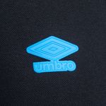 Polo_Masc_Viagem_2025_PtoCeleste_1292947_Detalhe_Umbro_-1-.jpg