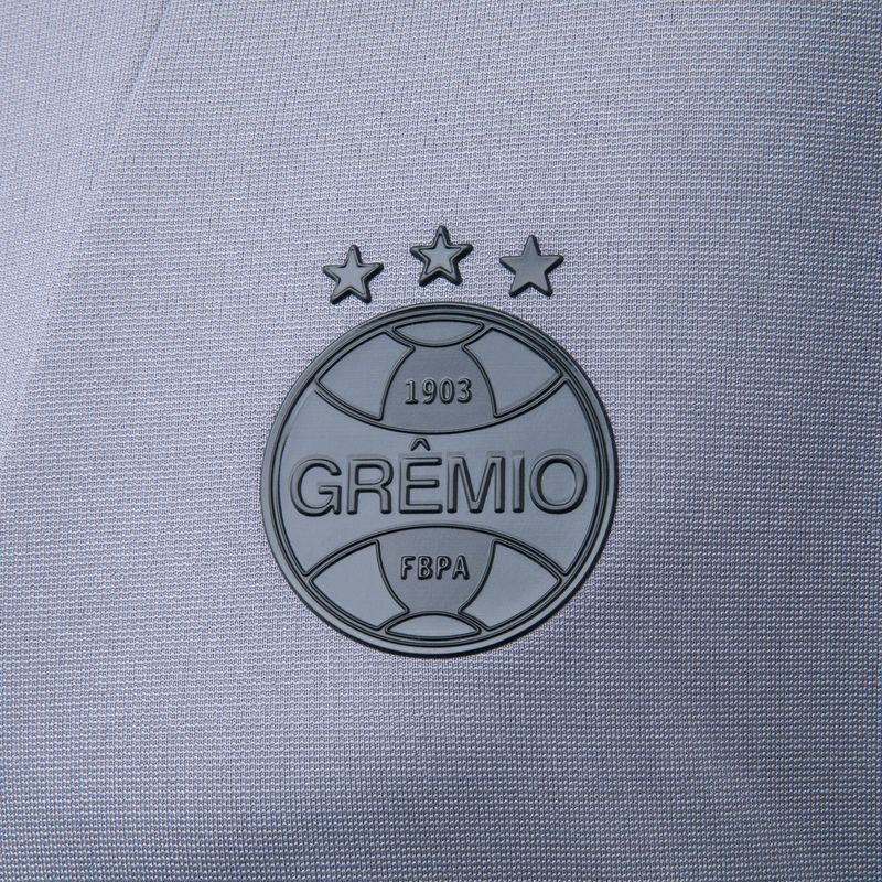 Jaqueta_Masc_Viagem_2025_Cinza_1292969_Detalhe_Simbolo.jpg