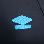 Jaqueta_Masc_Viagem_2025_PretoCeleste_1293670_Detalhe_Umbro.jpg