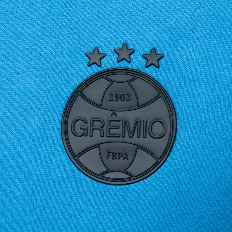Blusao_Masc_Umbro_Viagem_2025_Detalhe_Simbolo.jpg